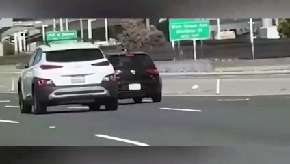 Otoyolda eli silahlı çıplak dehşeti! Araçlara ateş açtı