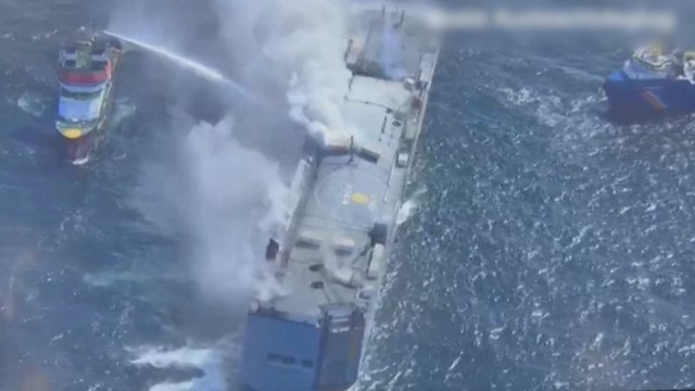 Cargo en feu : 7 marins ont sauté à l'eau pour échapper aux véhicules en flammes