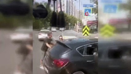 Yol tartışmasında otobüsün önünü kesip camları kırdı