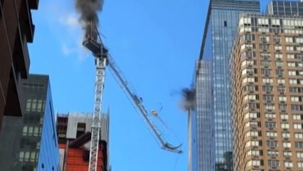 Colapsa una grúa desde la altura de un piso 45 en el centro de Nueva York.