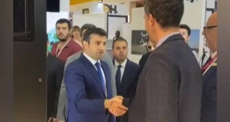 Selçuk Bayraktar’dan Savunma Sanayi Fuarı’nda kendisini tanımayan görevliye: I am Selçuk Bayraktar
