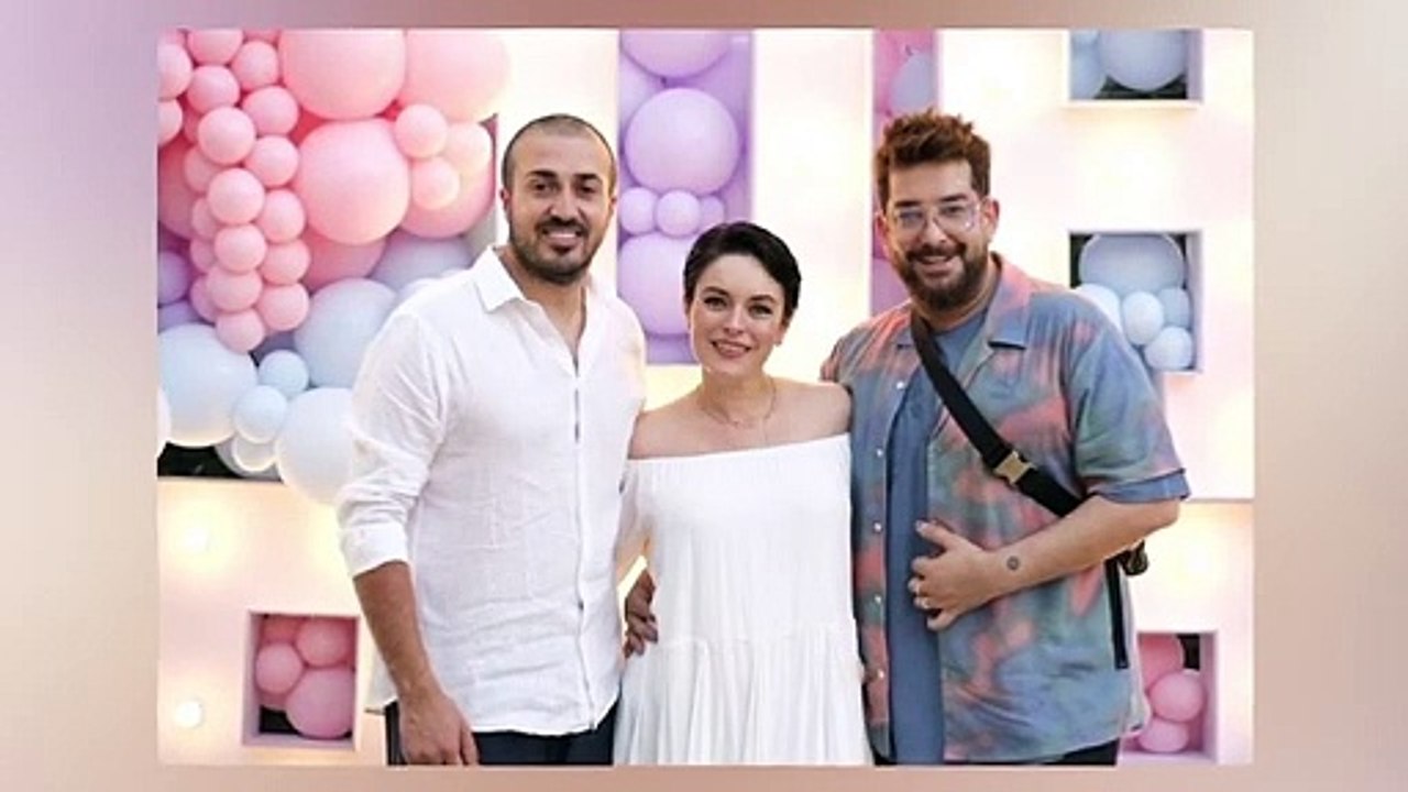 La première pose d'Ezgi Mola, qui compte les jours pour tenir son bébé dans ses bras