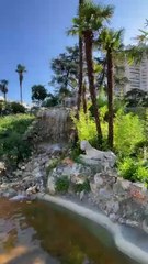 Una de las cascadas de la montaña artificial