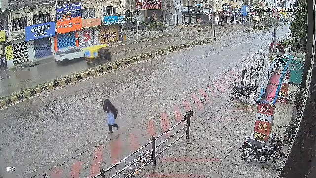 கர்நாடகாவில் கார் மோதிய வேகத்தில் தூக்கி வீசப்பட்ட பள்ளி மாணவிகள்; பரபரப்பான சிசிடிவி காட்சிகள்