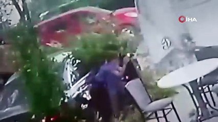 FIRTINADA KOPAN AĞAÇ AZ KALSIN KÜÇÜK ÇOCUĞA ÇARPIYORDU