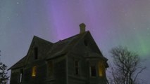 Abandoned house in Newdale, Manitoba shines brightly under an Aurora Boom-nanza