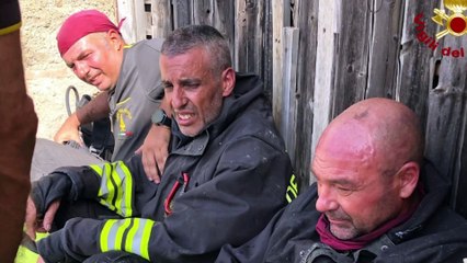 Uno scatto racconta la fatica dei Vigili del Fuoco