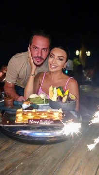 أمل بوشوشة تحتفل بعيد ميلادها برفقة زوجها وصديقاتها