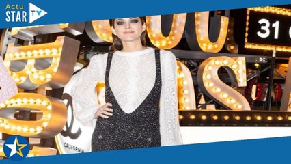 Marion Cotillard sous une couverture de survie au rayon bière : cet étrange cliché de ses vacances