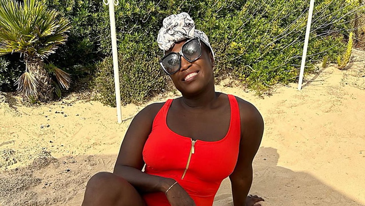 Motsi Mabuse im roten Badeanzug: Hier zeigt sie ihren Hammer-Body