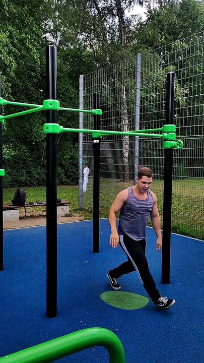 Calisthenics-jump-on-bar