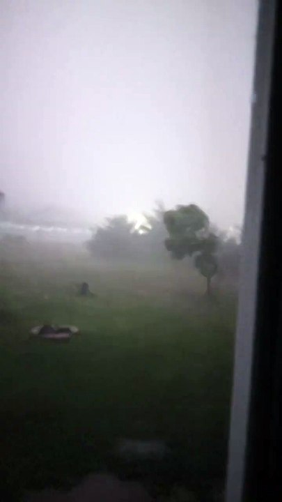 Scintillement de foudre par vents violents