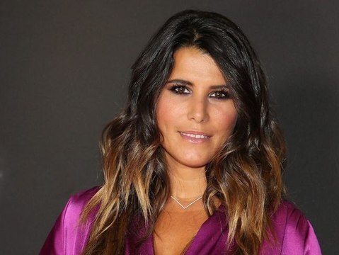 On ne dirait pas que tu as eu 18 grossesses , Karine Ferri impressionne ses amis stars avec une photo en maillot de bain rouge façon Alerte à Ma...