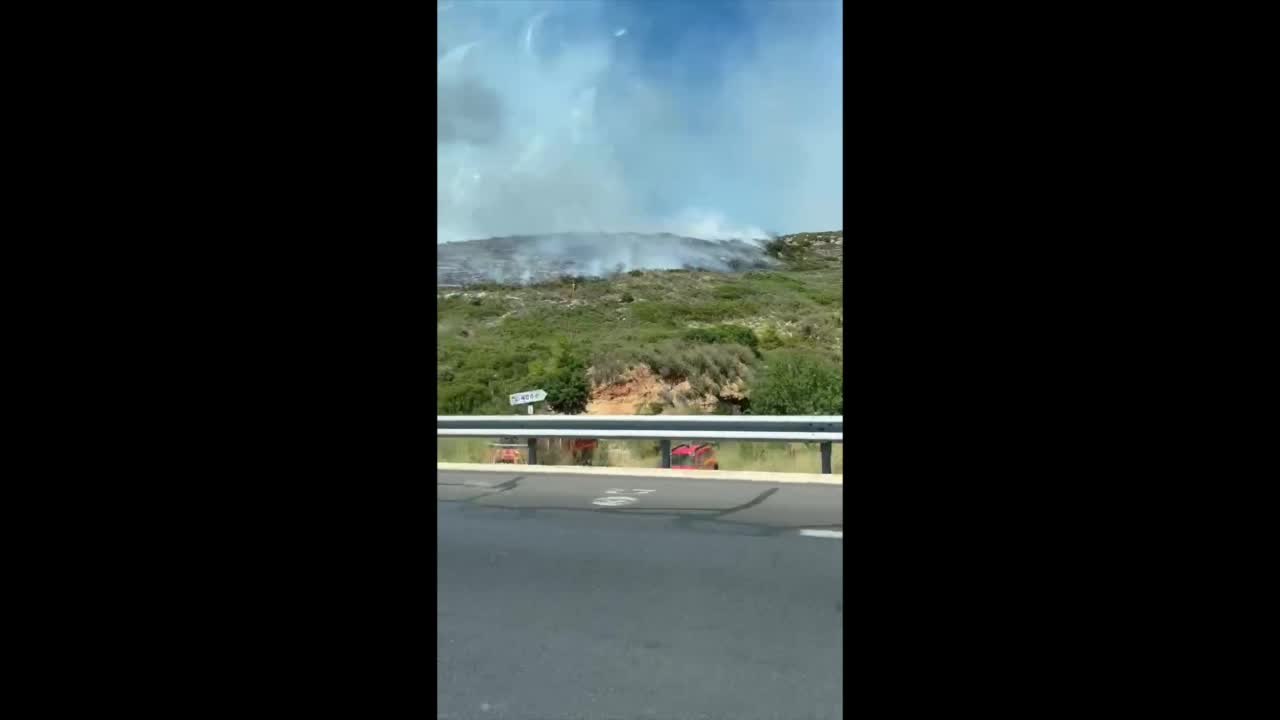 Un incendie en cours le long de l’autoroute A7 à hauteur de Lançon-Provence