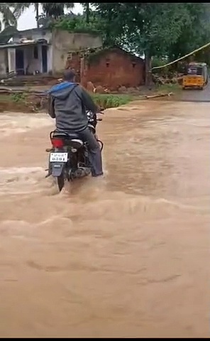 హన్మకొండలో దారుణం... కళ్లముందే వాగులో కొట్టుకుపోయి వ్యక్తి దుర్మరణం