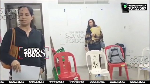 MADRE IMPIDE LA SALIDA DE DOCENTES Y ALUMNOS POR LA DESAPARICIÓN DE SU HIJA