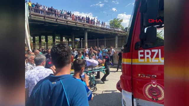 3 personnes blessées dans une voiture et une camionnette survolant un pont à Erzurum