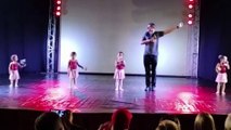 Pai dança balé para ajudar filhas gêmeas envergonhadas durante apresentação em MG
