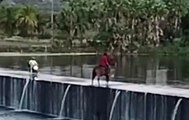 VÍDEO: Homem e cavalo caem em açude durante tentativa de atravessar barragem