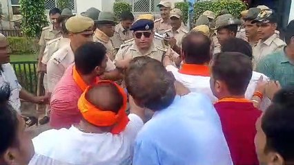 विद्युत कटौती से गुस्साएं भाजपाई, अधीक्षण अभियंता के चेहरे पर पोती स्याही.....देखें वीडियो