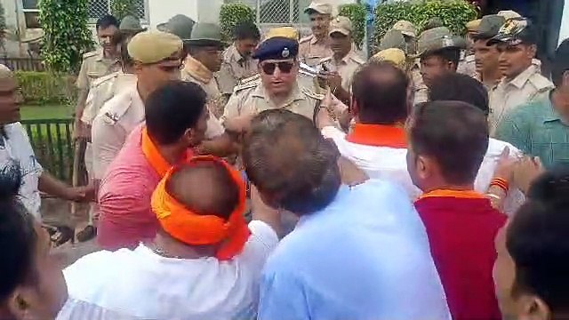 विद्युत कटौती से गुस्साएं भाजपाई, अधीक्षण अभियंता के चेहरे पर पोती स्याही.....देखें वीडियो