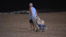 A las 6 de la mañana una marea de sombrillas llena la playa de Benidorm