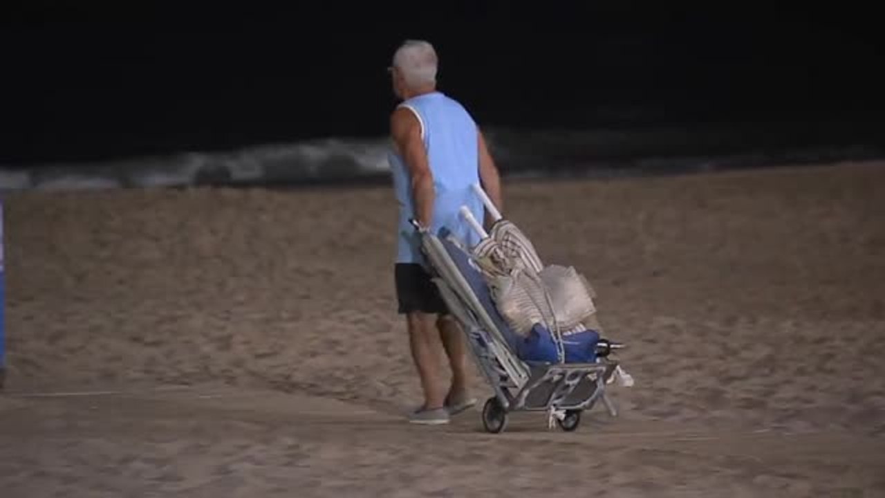 A las 6 de la mañana una marea de sombrillas llena la playa de Benidorm
