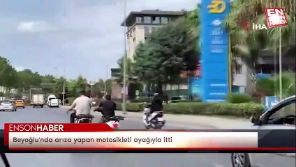 Beyoğlu'nda arıza yapan motosikleti ayağıyla itti
