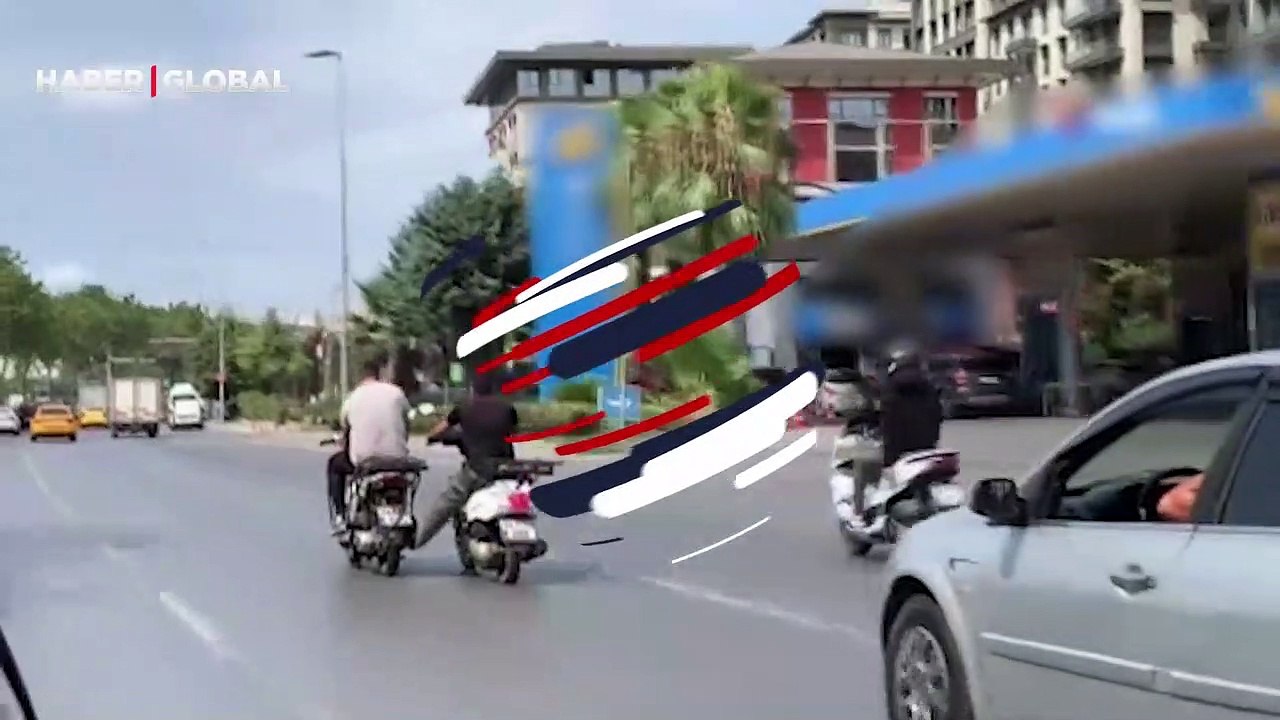 Trafikte görenleri hayrete düşüren görüntüler cep telefonu kamerasına böyle yansıdı