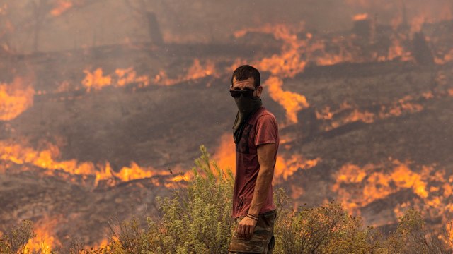 Los incendios avanzan en Grecia y miles de personas son evacuadas