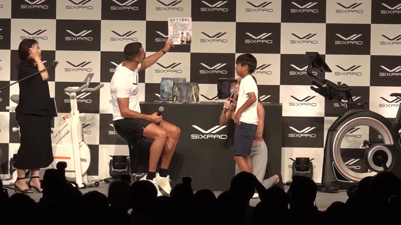 Un niño japonés le pide a Cristiano que le ense...