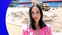 Kraków - układanie nowej murawy na stadionie Wisły