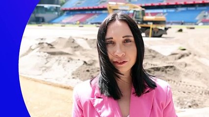 Kraków - układanie nowej murawy na stadionie Wisły