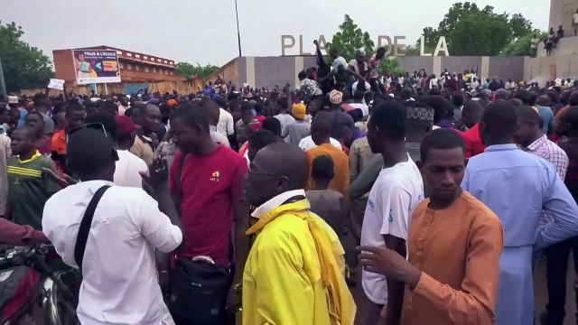 Exército do Níger apoia militares golpistas que detêm presidente