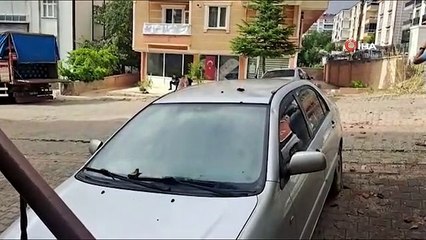Kırıkkale'de Kuvvetli Rüzgarın Yerinden Söktüğü Çatı Araçlara Zarar Verdi