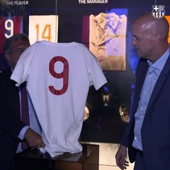 Jordi Cruyff ha donado la camiseta blanca original que usó su padre Johan en la temporada 1974/75