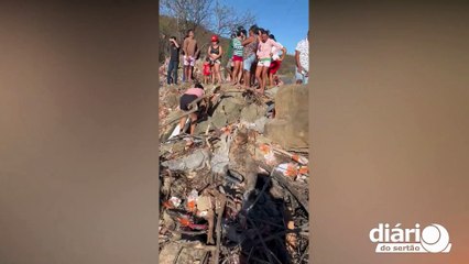 Caminhão carregado de arroz tomba na Serra de Monte Horebe e motorista é socorrido para o HRC