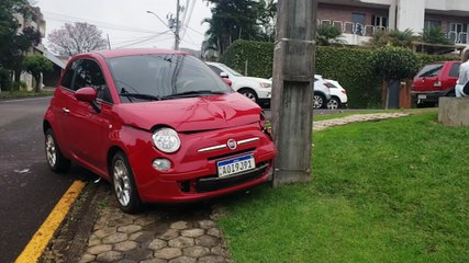Fiat 500 e Uno se envolvem em colisão na Rua Fortaleza com Manoel Ribas
