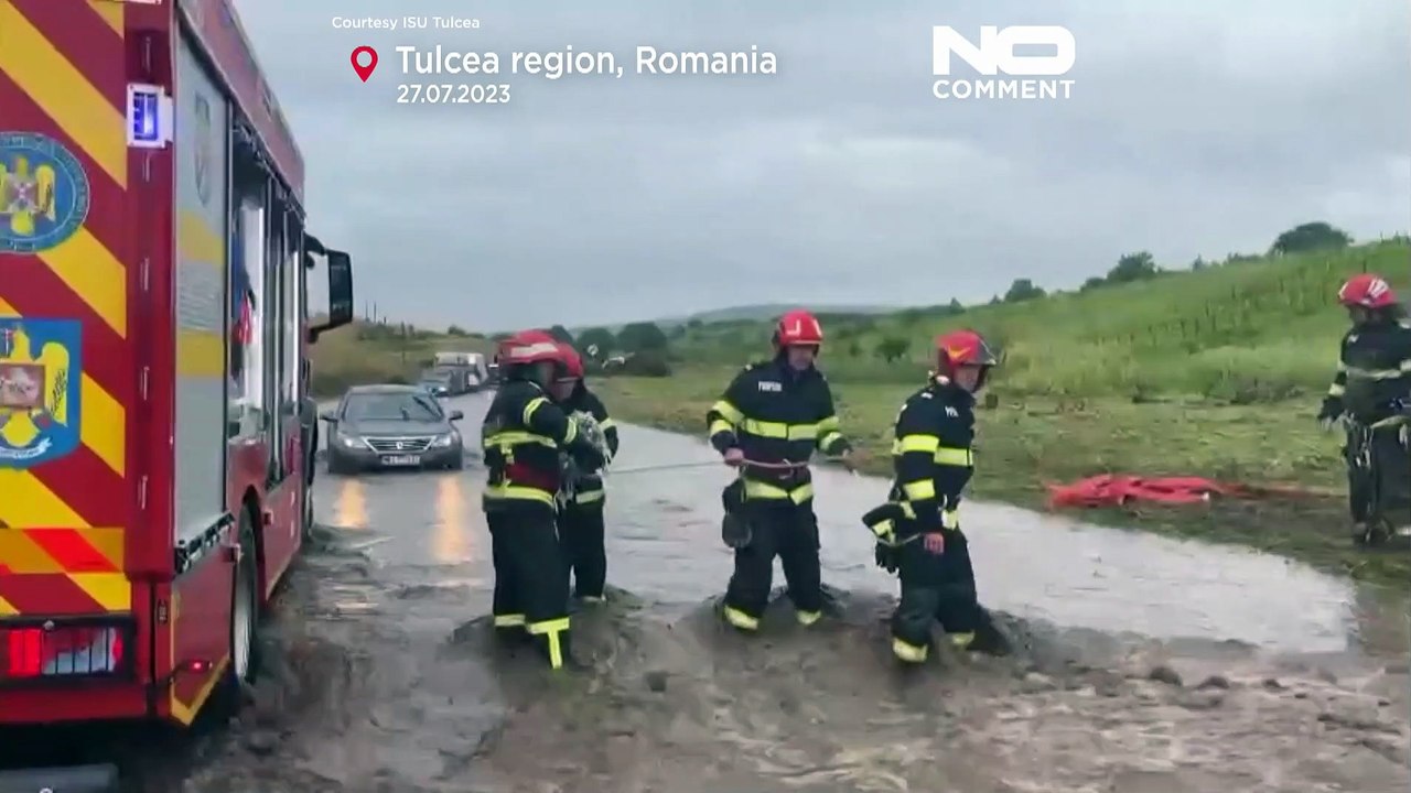 Carreteras anegadas y coches atrapados debido a las inundaciones en Rumanía