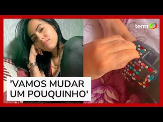 Mulher viraliza ao enfeitar tornozeleira eletrônica com pérolas: 'Vamos mudar um pouquinho'