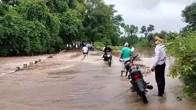 जान जोखिम में डालकर नदी कर रहे पार