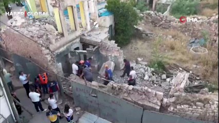 Kilis'te ağır hasarlı bina çöktü! Enkaz altında kalan 3 kişi kurtarılarak hastaneye kaldırıldı