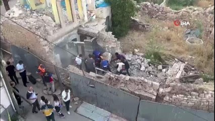 Kilis'te depremde ağır hasar alan bina çöktü: Enkazdan 3 kişi kurtarıldı