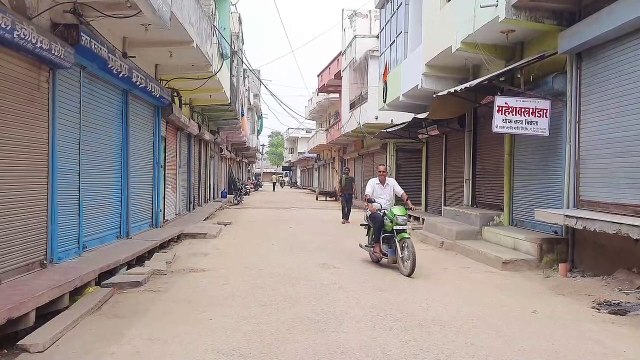 सडक़ के लिए बाजार बंद कर सडक़ पर उतरे व्यापारी, 2 करोड़ रुपए का कारोबार ठप