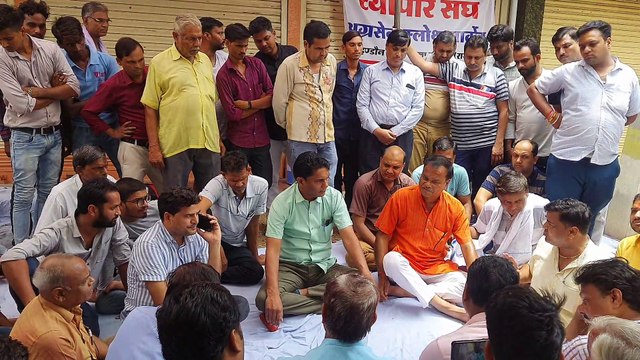 सडक़ के लिए बाजार बंद कर सडक़ पर उतरे व्यापारी, 2 करोड़ रुपए का कारोबार ठप