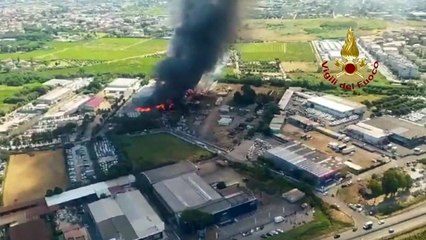 Nube tossica da rifiuti incendiati a Ciampino, intervento dei Vigili del Fuoco