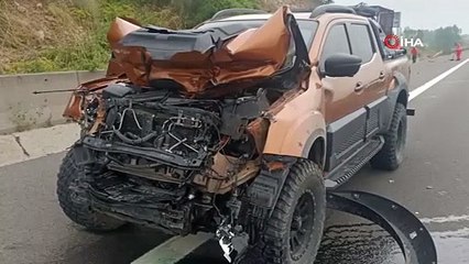 TEM'de pikap tıra çarptı: 1 yaralı