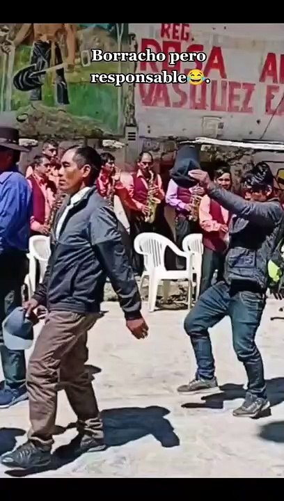 "Todo por el Perú": Hombre ebrio se luce en desfile por Fiestas Patrias