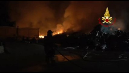 Скачать видео: Roma, vigili del fuoco a lavoro nella notte per l'incendio a Ciampino