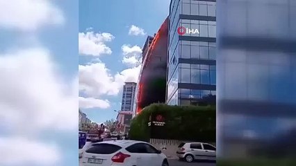 17 KATLI İŞ MERKEZİNDE YANGIN PANİĞİ! MÜDAHALE DEVAM EDİYOR